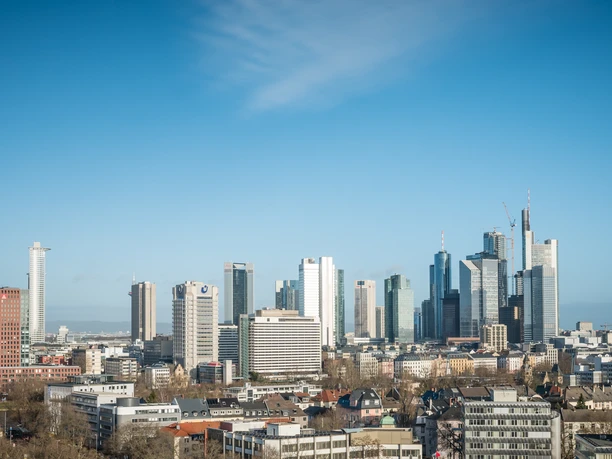 Kennedy 89 Frankfurt_Panoramablick auf die Frankfurter Skyline Panoramablick auf die Frankfurter Skyline unter einem strahlend blauen Himmel.