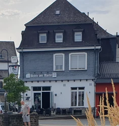 Bistro am Markt Freienohl Da Stipo.jpg Fassade des Bistro am Markt in Freienohl mit Schieferfront, Eingang und Sitzplätzen davor