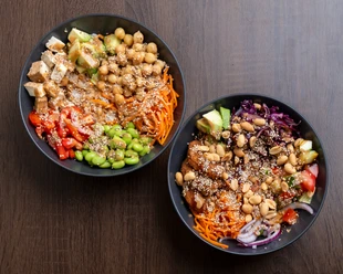Auf einem Tisch stehen zwei Schüsseln mit angerichteten Bowls.