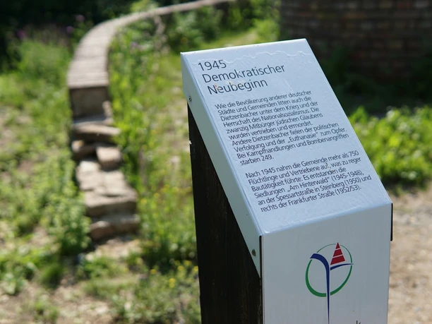 Infotafel „1945 Demokratischer Neubeginn“ am Geschichtspfad Dietzenbach im Grünen