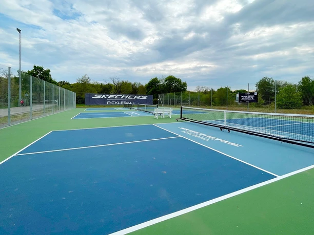Pickleball-Plätze mit blauen Spielfeldern unter weitem Himmel in Dietzenbach