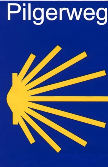 Logo des Pilgerweges mit gelber Muschel auf blauem Hintergrund und weißem Text "Pilgerweg".