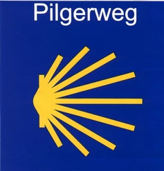 Logo Logo des Pilgerweges mit gelber Muschel auf blauem Hintergrund und weißem Text "Pilgerweg".