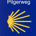 Logo Logo des Pilgerweges mit gelber Muschel auf blauem Hintergrund und weißem Text "Pilgerweg".