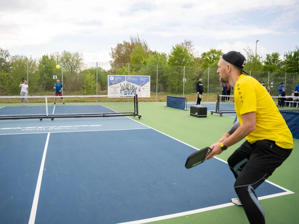 Pickleball-Match auf blauen Außenplätzen mit Spielern und Zuschauern in Dietzenbach