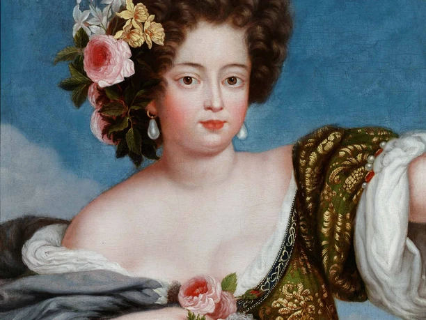 Porträt von Sophie Dorothea mit Blumen im Haar, Perlen und besticktem Gewand.