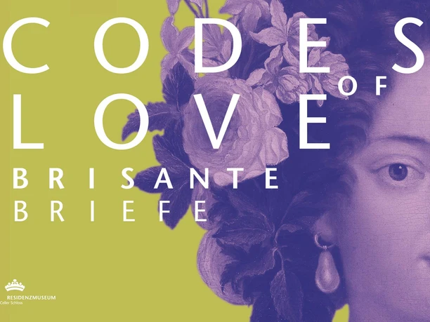 Plakat „Codes of Love – Brisante Briefe“ mit violettem Frauenporträt und Blumen.