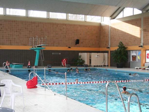 Die stadtnahe Lage macht das Hallenbad "Beueler Bütt" besonders reizvoll für Badegäste, die im Innenstadtbereich leben und arbeiten. Es verfügt über ein Mehrzweck- und ein Lehrbecken.