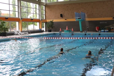 Die stadtnahe Lage macht das Hallenbad "Beueler Bütt" besonders reizvoll für Badegäste, die im Innenstadtbereich leben und arbeiten. Es verfügt über ein Mehrzweck- und ein Lehrbecken.