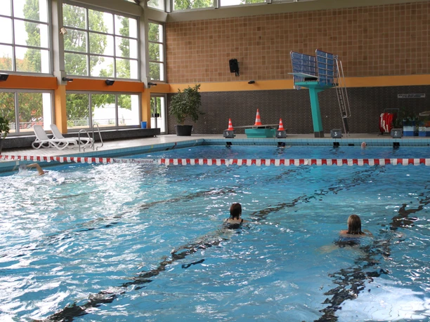 Die stadtnahe Lage macht das Hallenbad "Beueler Bütt" besonders reizvoll für Badegäste, die im Innenstadtbereich leben und arbeiten. Es verfügt über ein Mehrzweck- und ein Lehrbecken.