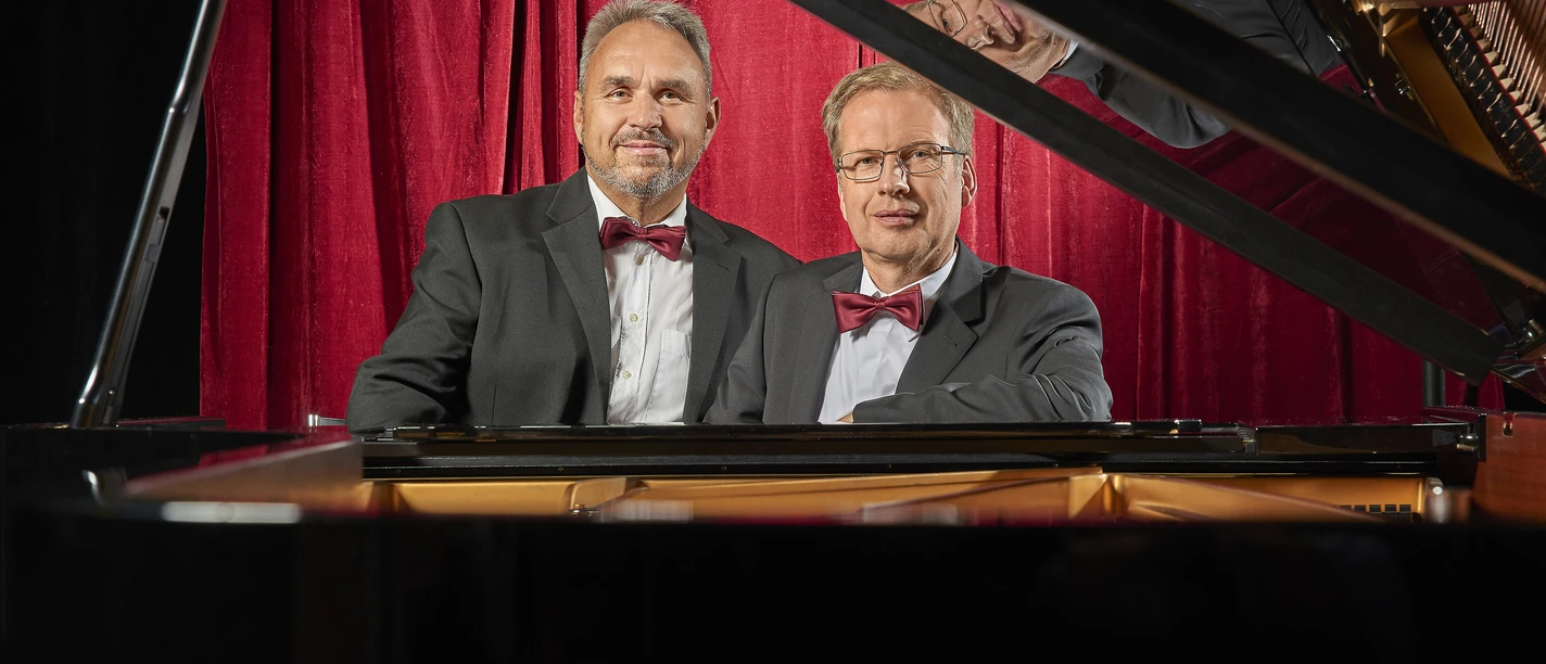 Duo Kurzweil 2 Männer stehen am Flügel.