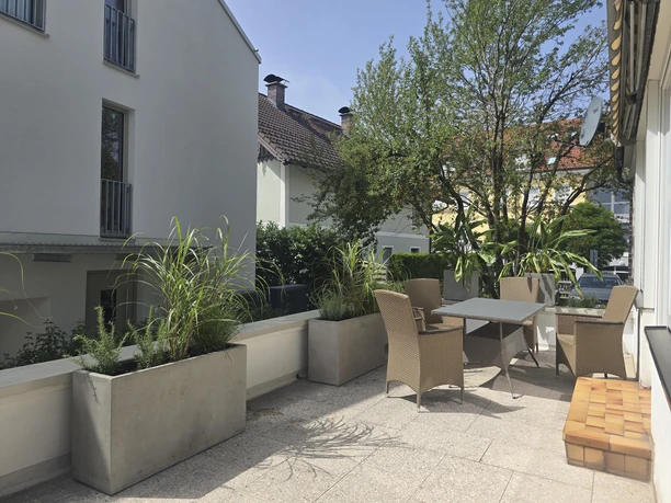 Die Terrasse mit Sitzmöbeln