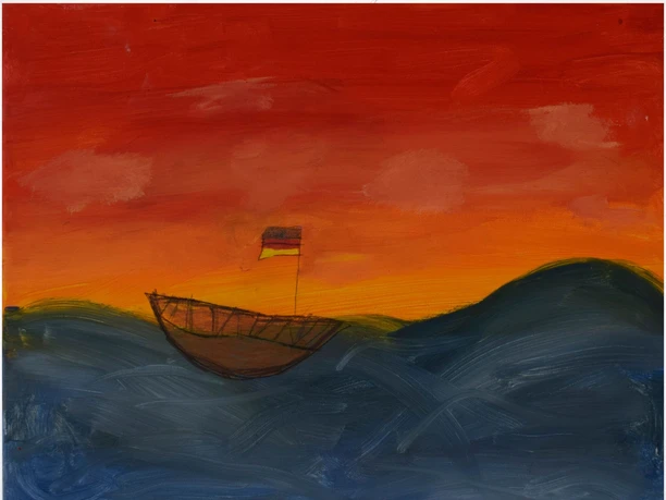 Gemaltes Boot mit Deutschlandflagge auf dunklen Wellen vor rotem Abendhimmel.