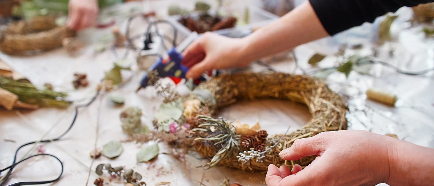Workshop Master class handmade in making Christmas wreaths and rustic style. Christmas wreaths made of straw and various herbs. Christmas decor made by your own hands Workshop Master class handmade in making Christmas wreaths and rustic style. Christmas wreaths made of straw and various herbs. Christmas decor made by your own hands