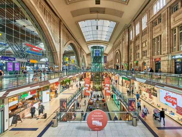 Vue d'ensemble des trois niveaux commerciaux du centre commercial « Promenaden Hauptbahnhof » de Leipzig