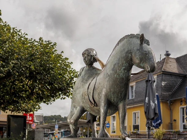 Bronzeskulptur Junge mit Grubenpferd als Brunnen am Bahnhofplatz in Overath