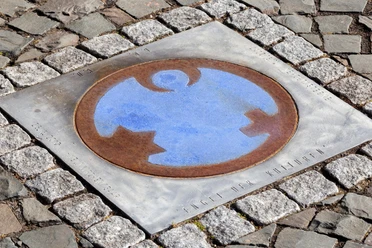 Bodenrelief „Engel der Kulturen“ im Steinpflaster in Engelskirchen