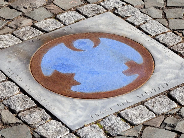 Bodenrelief „Engel der Kulturen“ im Steinpflaster in Engelskirchen