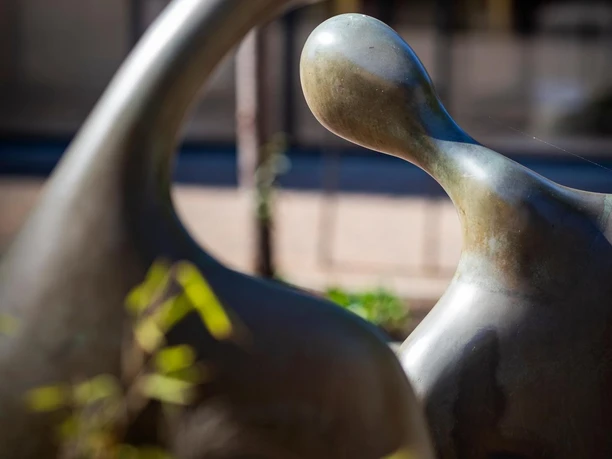 Detail der Bronzeplastik „Kommunikation“ mit zwei abstrakten Figuren in Bielstein
