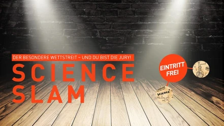 Science-Slam-Plakat mit Bühnenlicht, roter Schrift und Hinweis auf freien Eintritt.