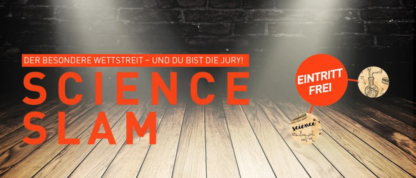 Science-Slam-Plakat mit Bühnenlicht, roter Schrift und Hinweis auf freien Eintritt.