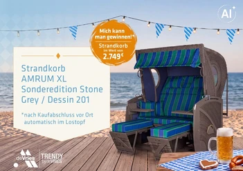 Strandkorb Amrum XL mit blau-grünen Polstern vor Strandkulisse und Oktoberfest-Deko.