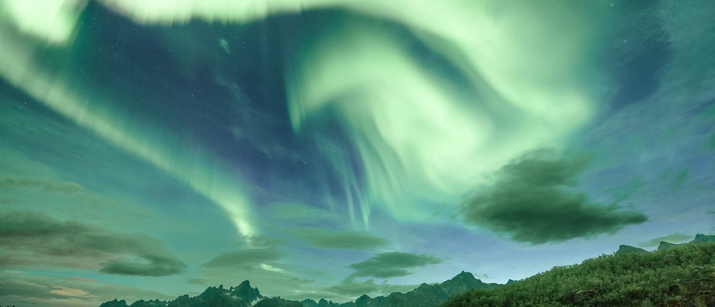 Norwegen_Zwerger-Schoner-1918x1078-Kal. SHS.jpg Grüne Nordlichter über einer norwegischen Berglandschaft mit See.