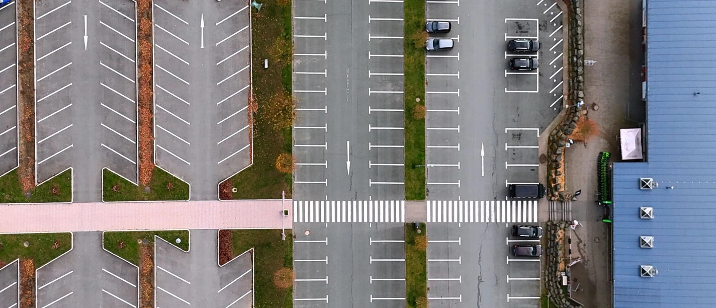 Luftaufnahme des Parkplatzes P1 an der Ettelsberg-Seilbahn mit Stellplätzen und Zebrastreifen