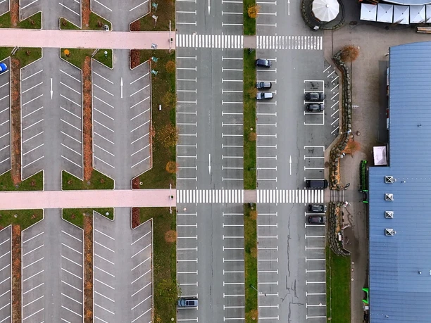 Luftaufnahme des Parkplatzes P1 an der Ettelsberg-Seilbahn mit Stellplätzen und Zebrastreifen
