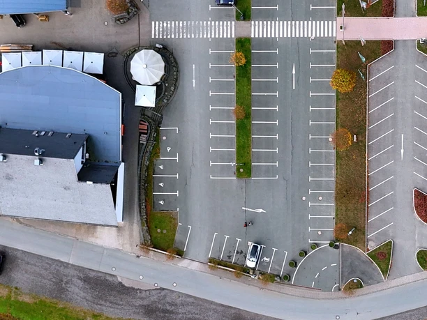 Luftaufnahme des P1-Parkplatzes an der Ettelsberg-Seilbahn mit Stellflächen und Fußwegen