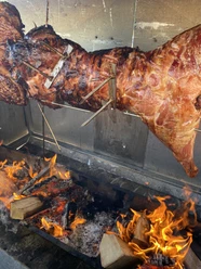 Knuspriges Wildschwein am Spieß über offenem Feuer beim Gallischen Abend in Otterndorf.
