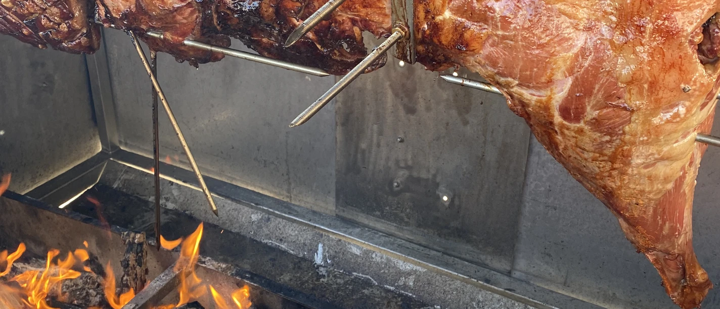 Knuspriges Wildschwein am Spieß über offenem Feuer beim Gallischen Abend in Otterndorf.