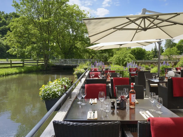 Terrasse am Walkegraben Zu sehen ist die Terrasse des Landgutes Walkemühle, welche direkt am Walkegraben liegt.