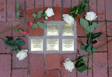 Stolpersteine in der Langen Straße.jpg