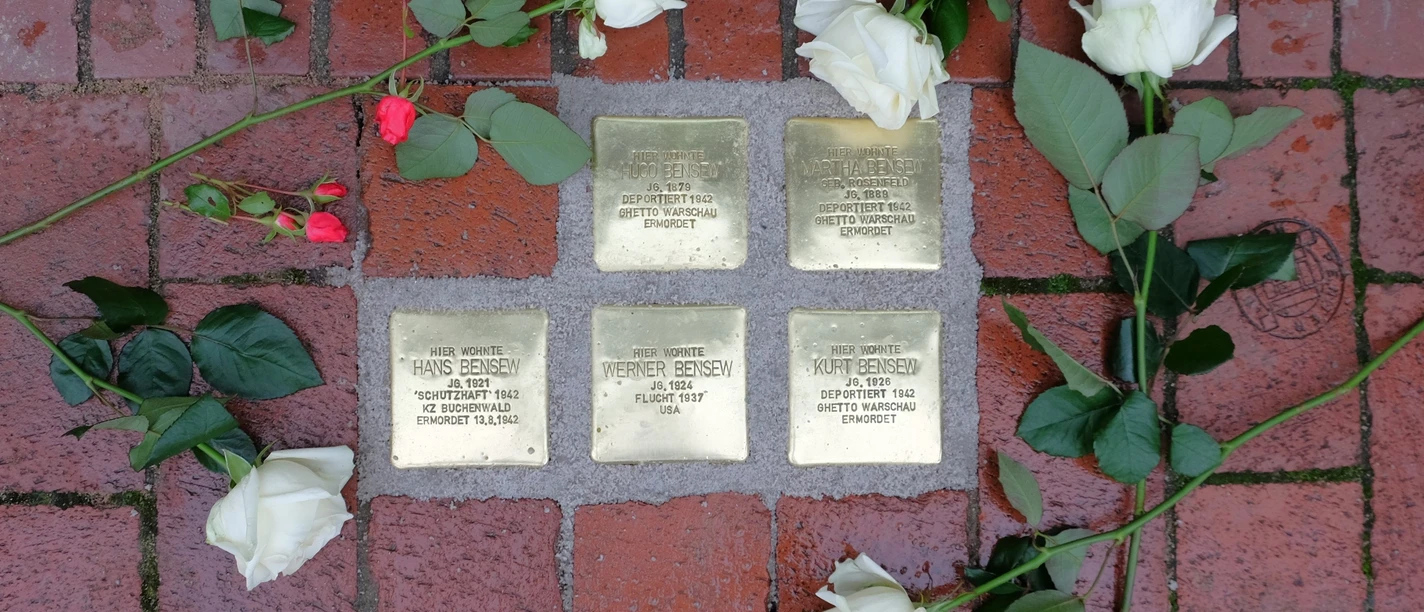 Stolpersteine in der Langen Straße.jpg