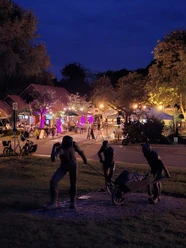 Abendlicher Karaoke-Treff mit Lichtern, Gästen und Musik am Seglertreff in Otterndorf.