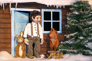 Wanja mit Hase und Fuchs vorm Haus