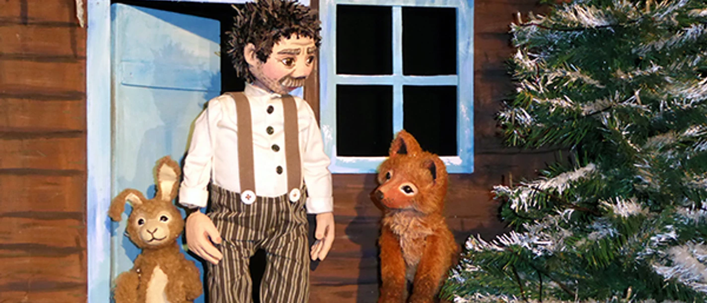 Wanja mit Hase und Fuchs vorm Haus