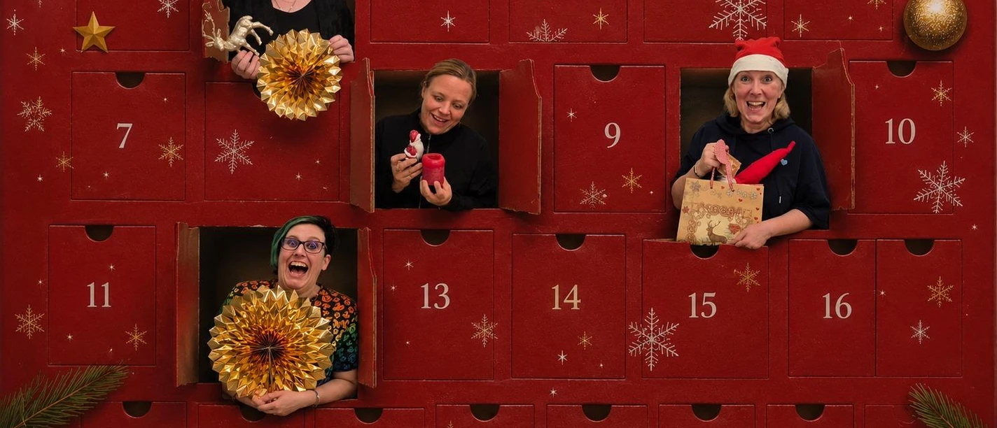 Vier Personen, die aus Türchen eines Adventskalenders schauen.