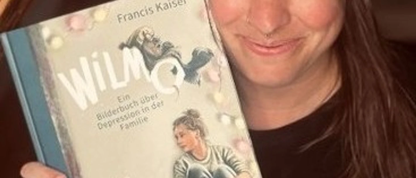 Bild von einer Frau, die ein Bild hochhält