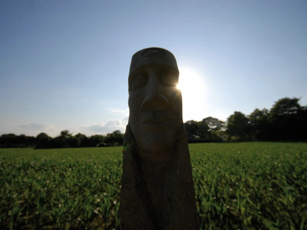 Skulptur "Fenster zur Marsch" mit Blick über die Felder im Nordseebad Dangast