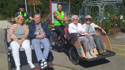 Menschen mit zwei Rikschas