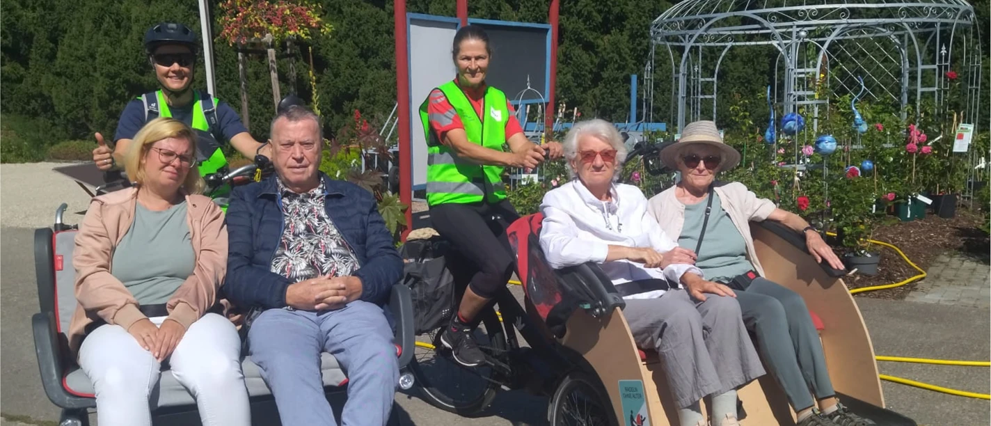 Menschen mit zwei Rikschas