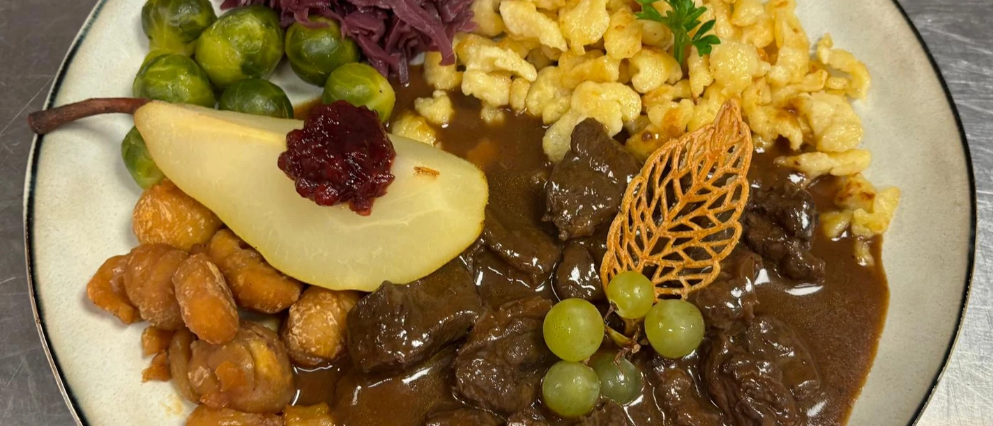 Hirschpfeffer mit Spätzli, Rotkraut, Rosenkohl, Marroni und Birne mit Preiselbeeren im Bahnhofbuffet Oberwald