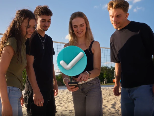 Gruppenbild.jpg Vier junge Menschen gucken auf ein Smartphone im Rahmen der Freizeitrallye.