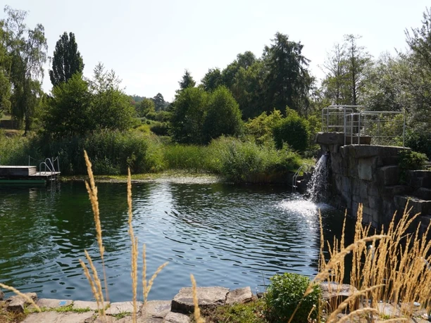 NEB Teich mit Wasserfall