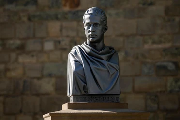 Büste von Friedrich Wilhelm III. auf Sockel vor einer Steinmauer in Waldbröl