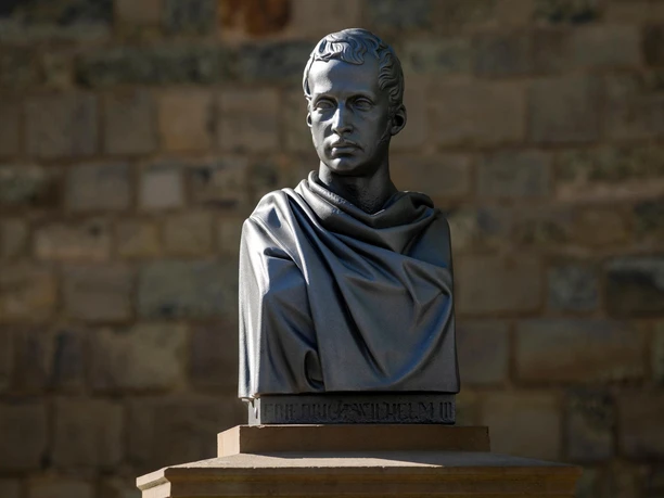 Büste von Friedrich Wilhelm III. auf Sockel vor einer Steinmauer in Waldbröl