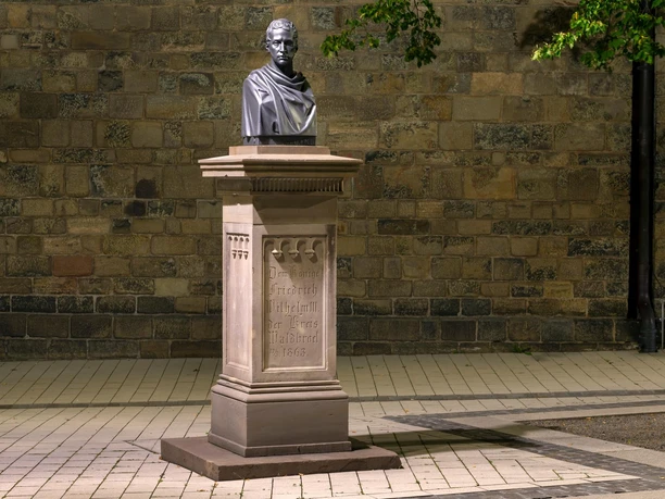Büste von Friedrich Wilhelm III. auf Sockel vor einer Steinmauer in Waldbröl