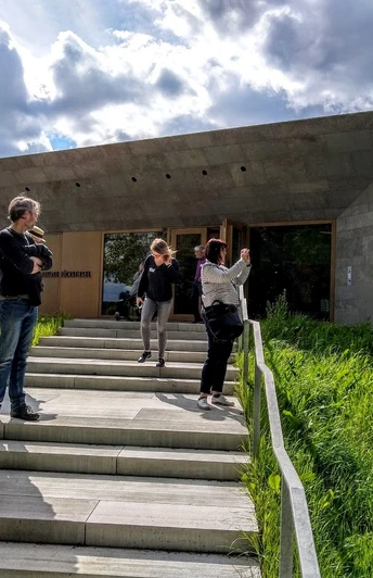 Peter August Böckstiegel Museum Werther Moderner Eingangsbereich des Peter August Böckstiegel Museums mit Besuchern auf breiten Treppenstufen.